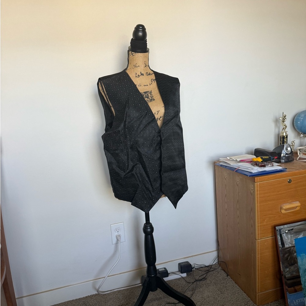 Black Polka Dot Vest.  In a XLarge it comes with/same color and design.